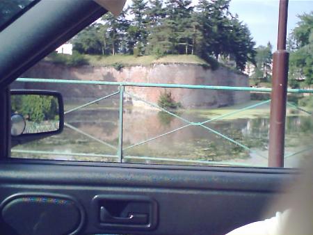 vue sur les remparts  de la voiture
